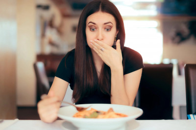 Bagaimana Cara Mengatasi Keracunan Makanan?